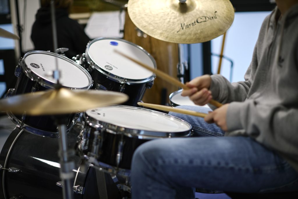 Jeune élève batteur