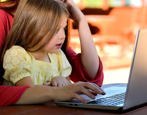 Une petite fille se réinscrit en ligne avec sa mère